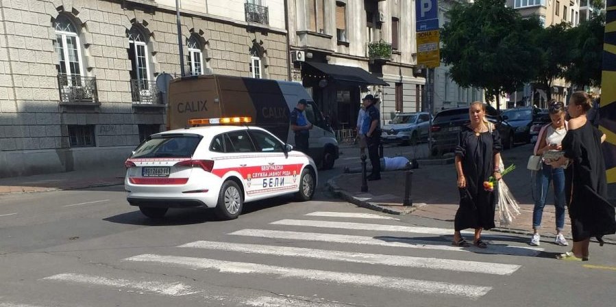 Drama na Vračaru: Čoveku pozlilo pa se srušio na raskrsnici! (FOTO)