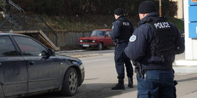 Muškarac B.K. teško je povređen sinoć oko 20 sati kada je skočio sa četvrtog sprata zgrade u Prištini dok ga je policija jurila.