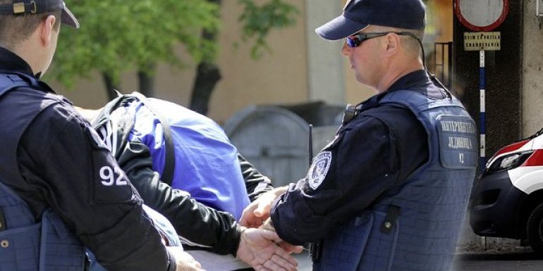 Evo kako su uhvaćeni pljačkaši pumpe: Ukrali novac i cigarete pa upali u policijsku zasedu