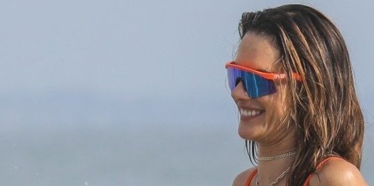 Vrele scene sa plaže! Aleksandra se skinula se u donji deo bikinija pa zaigrala odbojku na pesku! (FOTO)