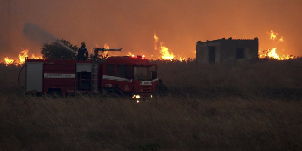 (FOTO) Paklena drama u Grčkoj: Besni požar u Aleksandropolisu, vatrogascima u gašenju vatre pomažu avioni i vojska!