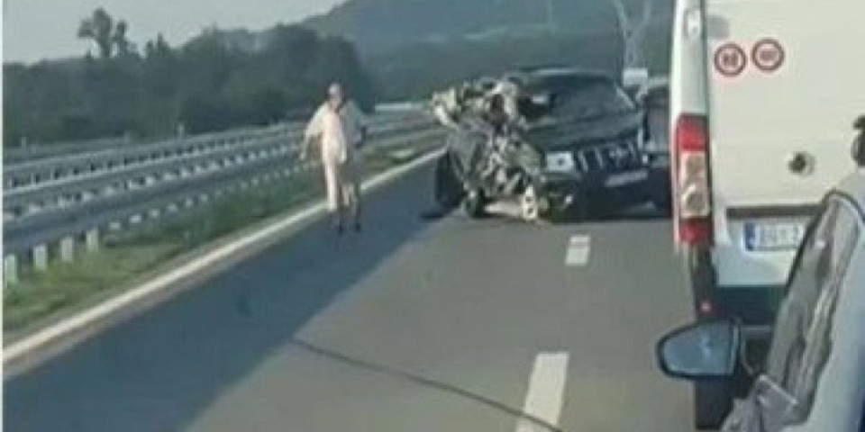 Stravičan sudar džipa i kamiona kod Obrenovca! Jezive scene, automobil potpuno uništen (VIDEO)
