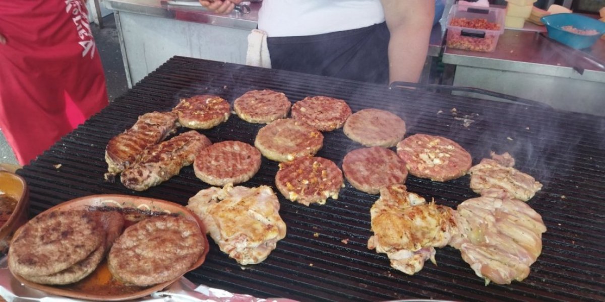 Ponovo oboren rekord: Na Leskovačkoj roštiljijadi ispečena pljeskavica od 86,4 kilograma