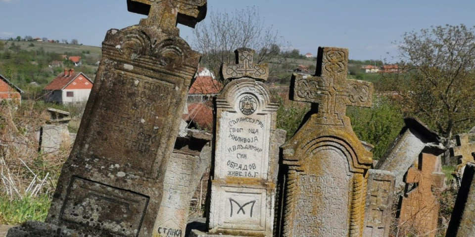 Ustaški teror! Hrvati zabranjuju ćirilicu na nadgrobnim spomenicima
