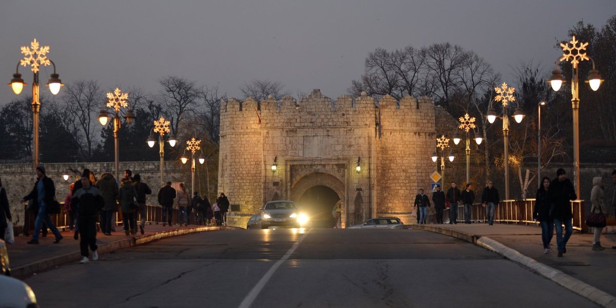 Uzbuna na niškom keju! Manijak sa otkopčanim šlicem spopada žene!