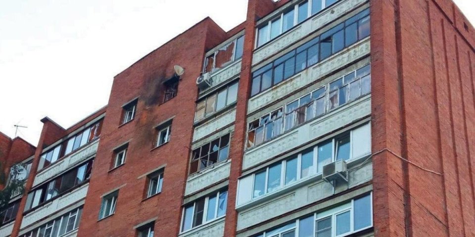 Ukrajinski dron se srušio na stambenu zgradu u Kursku! (FOTO)