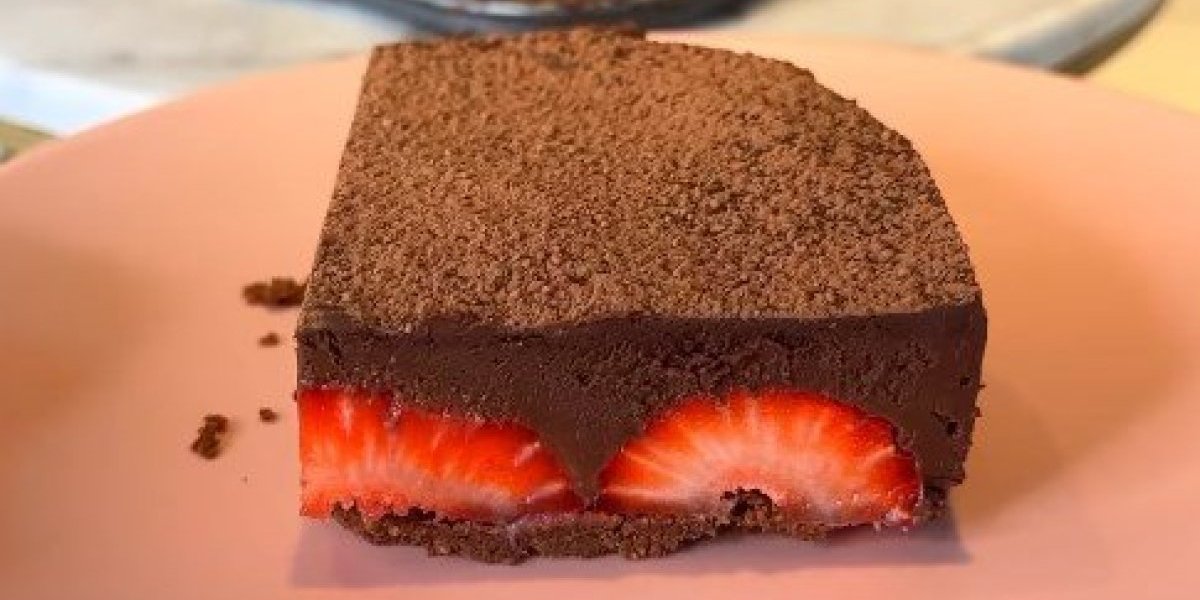 Čokoladno savršenstvo s jagodama! Ako želite da impresionirate, ovo je vaš kec u rukavu (VIDEO)