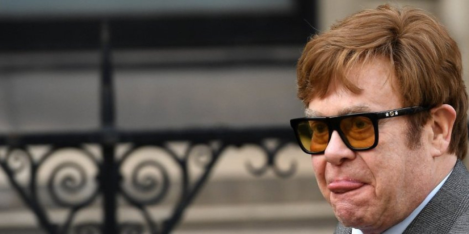 Elton Džon hitno hospitalizovan! Pevač završio u bolnici nakon pada u svojoj vili