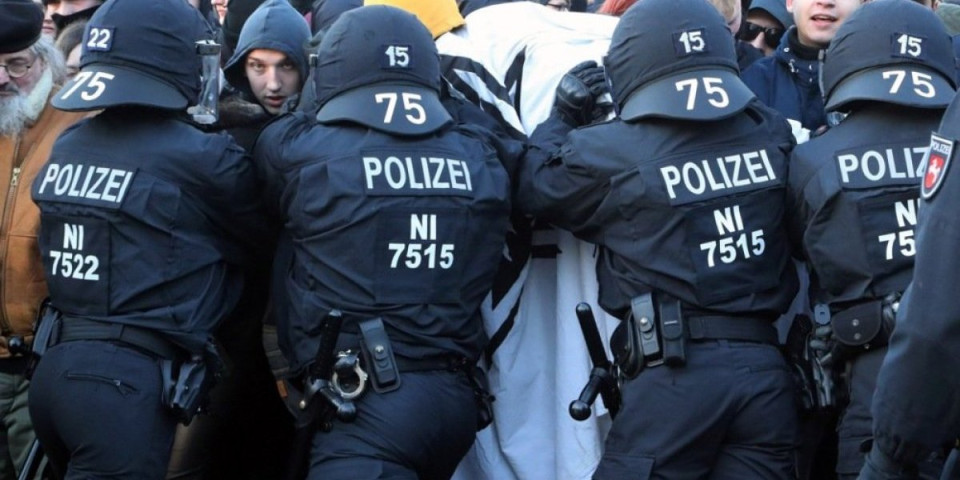 Haos u Berlinu! Policija brutalno prekinula propalestinske proteste na Slobodnom univerzitetu! (VIDEO)