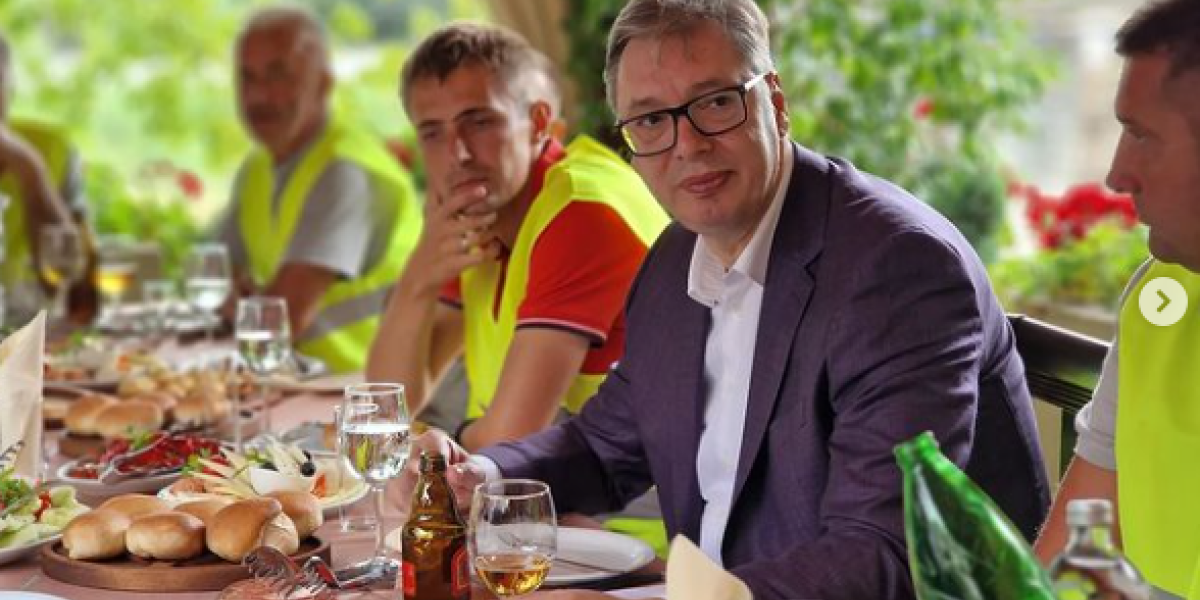 Predsednik Vučić popio pivo sa radnicima koji su radili na izgradnji mosta u Petrovcu na Mlavi