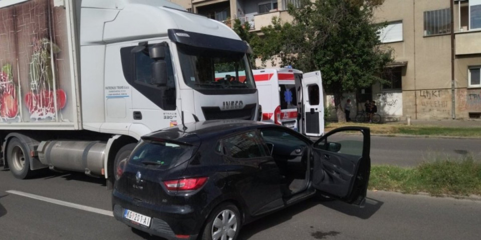 Karambol u Kragujevcu! U sudaru sa kamionom povređena studentkinja za volanom automobila (FOTO)