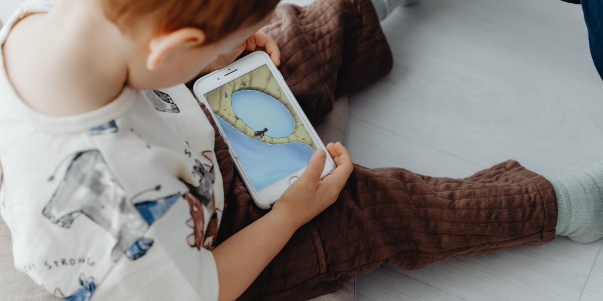 Roditelji oprez: Pametni telefoni negativno utiču na decu do 3 godine