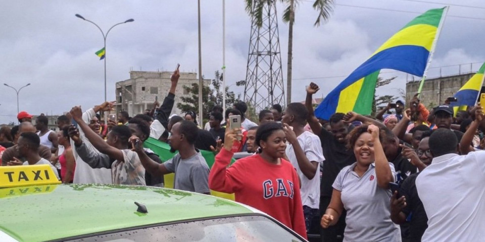 Totalni haos! Predsednik Gabona u pritvoru: Vojska hapsi predstavnike vlasti, ugašen internet (FOTO)