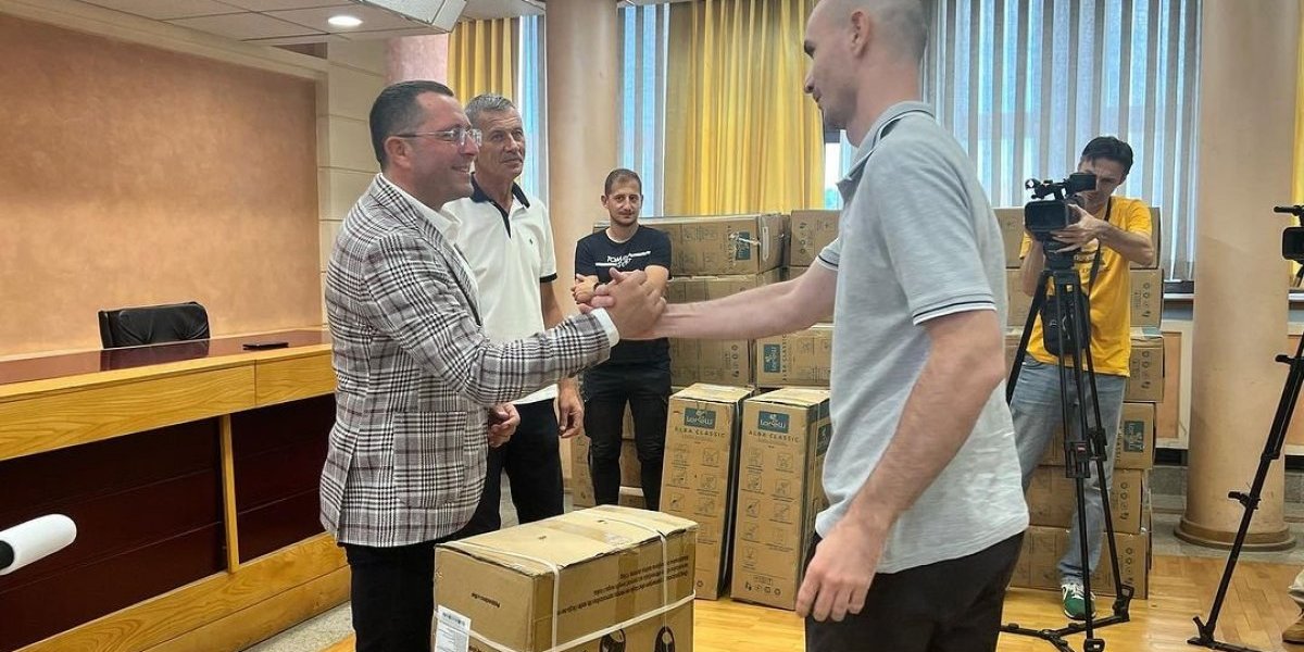 Predsednik opštine Lazarevac Bojan Stević lično je čestitao roditeljima i dodelio poklone 