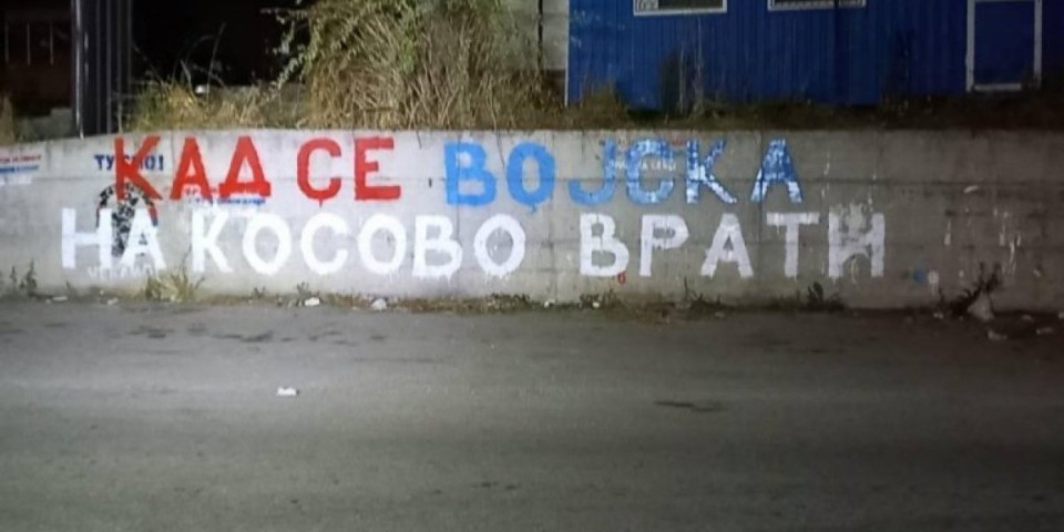 Šiptari iz straha izvršili čin divljaštva: Uništili natpis "Kad se vojska na Kosovo vrati" u Zubinom Potoku!