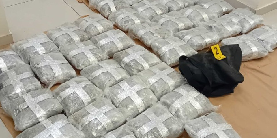Zaplenjeno 50 kilograma marihuane! Evo gde je osumnjičeni diler krio drogu (FOTO)