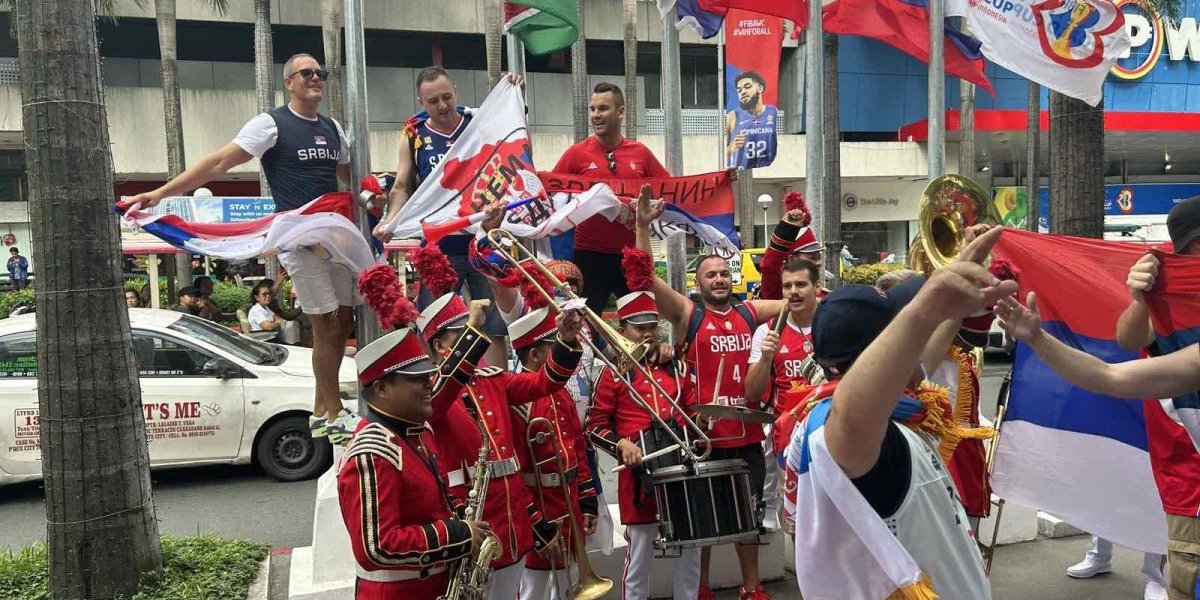 Srbi okupirali Manilu! Fantastična atmosfera pred duel