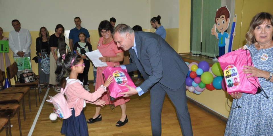 Briga o deci u centru pažnje Opštine Savski venac: Poklon torbe i školski pribor prvacima za srećan polazak u školu