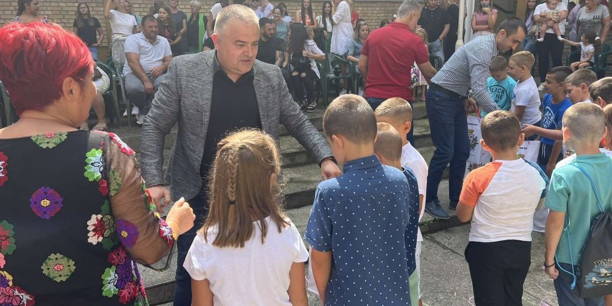 Predsednik opštine Ljig Dragan Lazarević pozdravio najmlađe đake u opštini