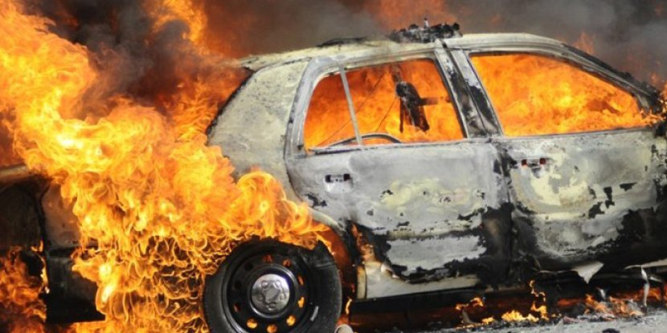 Eksplodirao automobil na Banjici! Crn dim kulja na sve strane! (VIDEO)