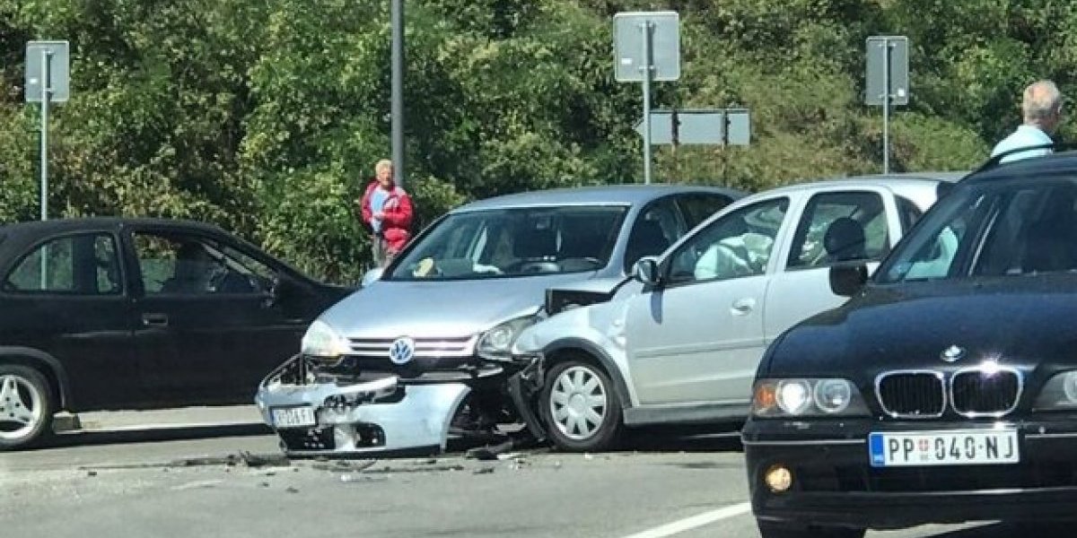 Sudar dva automobila kod granice sa Crnom Gorom