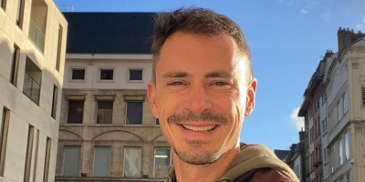 Stevan Filipović, jedan od kolovođa blokadera među profesorima sa FDU, srbomrzac i autovani gej, pohitao je da kod ustaša na RTL, televiziju koja je uzdizala Marka Perkovića Tompsona, prenosila njegov koncert iz Sinja, napadne predsednika Aleksandra Vučića.