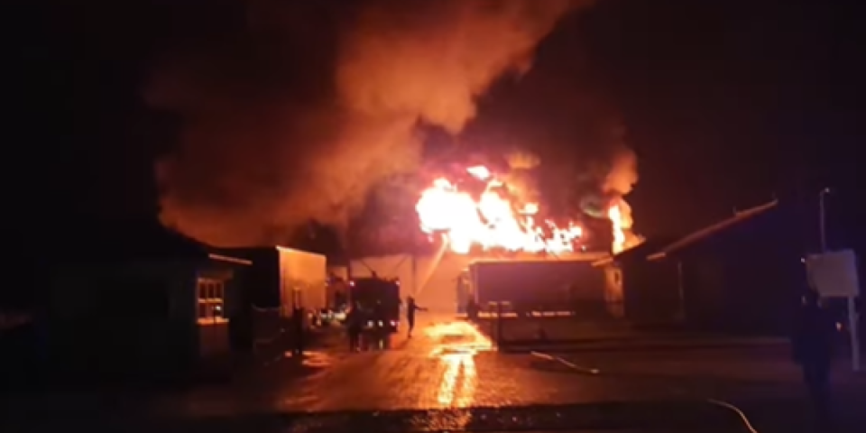 Stravičan požar kod Varvarina! Gori hladnjača, vatrogasci ne mogu da obuzdaju buktinju! (FOTO, VIDEO)