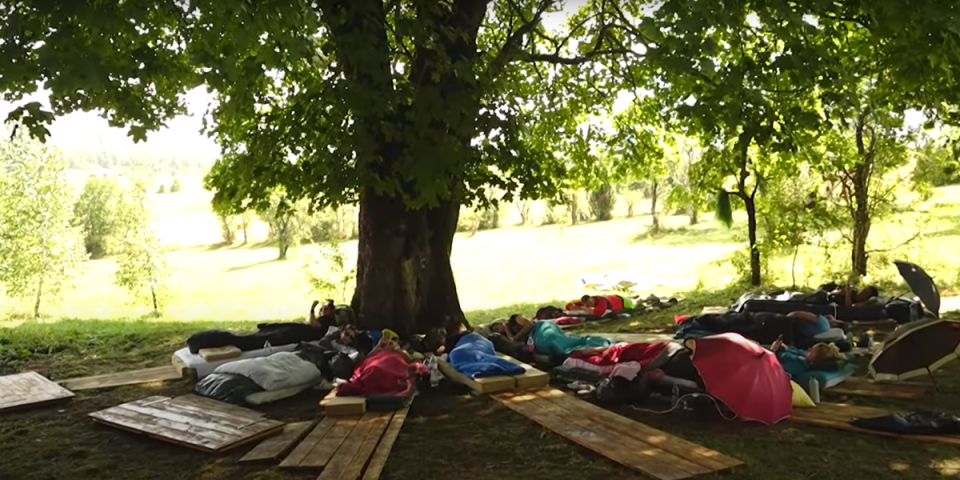 Izležavaju se već 18 dana! Takmičenje za "lezileboviće" u Crnoj Gori nikako da se završi! (VIDEO)