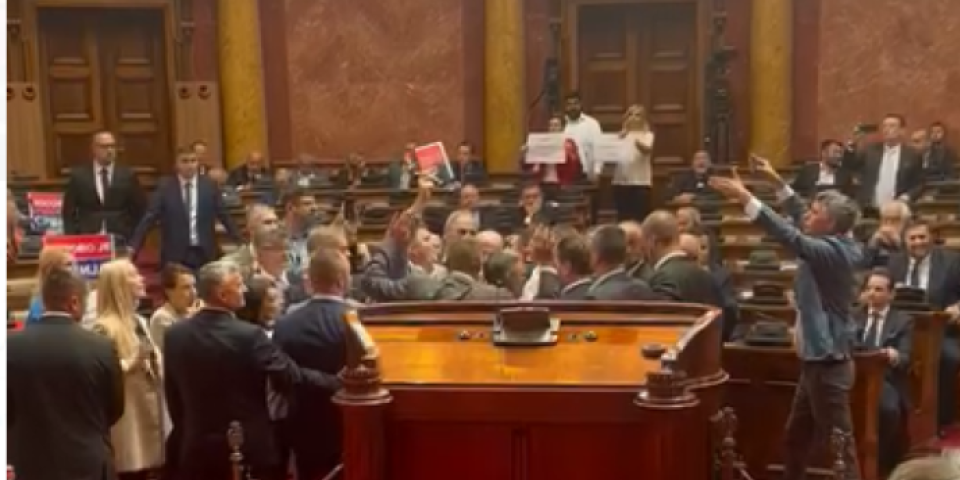 (VIDEO) Zelenović sprovodi nasilje u Skupštini! Gura druge poslanike i obezbeđenje!