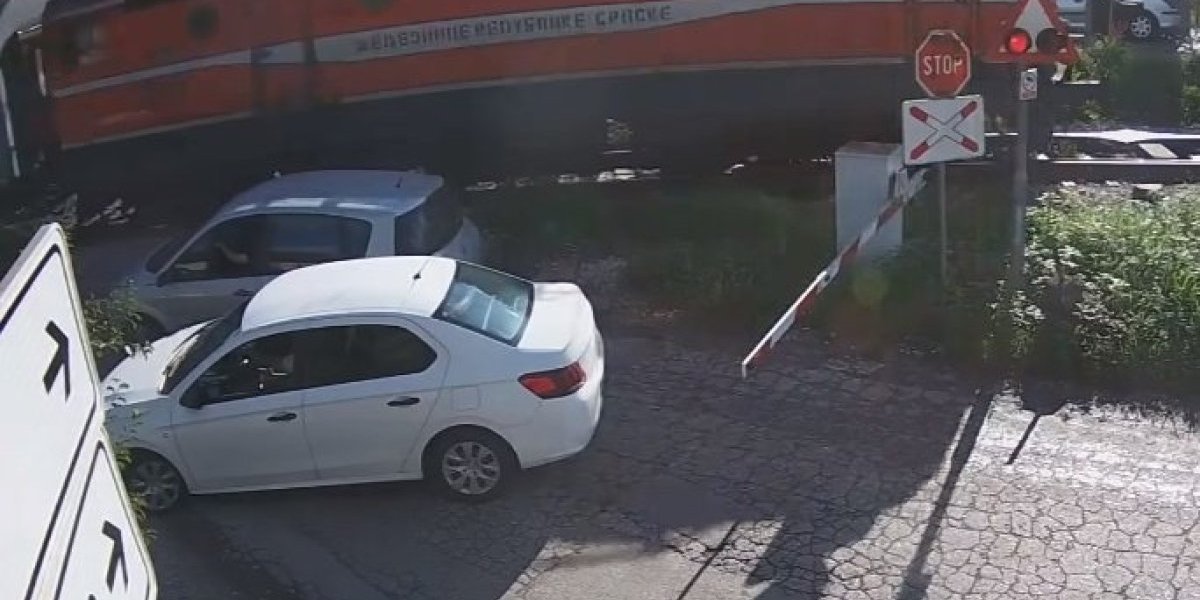 U smrtnoj opasnosti! Prolaz ispod spuštene rampe mogao je skupo da košta ove vozače (VIDEO)