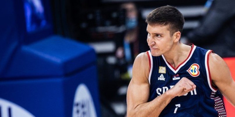 Majko, da ti je živ i zdrav 100 godina! Najemotivnija slika Mundobasketa! Bogdanu ljubi ruku... (FOTO)