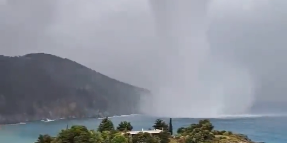 Potpuna katkalizma! Vodeni tornado na Eviji: Grčka se suočava sa nezapamćenom olujom (FOTO/VIDEO)