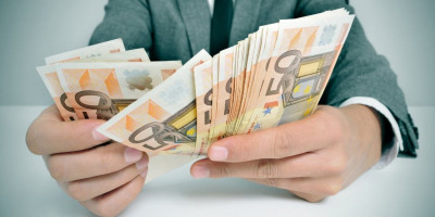 Od ponedeljka će zvanični srednji kurs dinara za evro iznositi 117,1775 dinara.