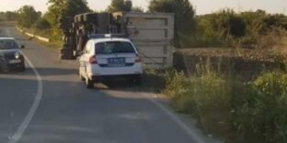 Prevrnuo se kamion, blokirana traka! Karambol na putu Omoljica-Starčevo (VIDEO)