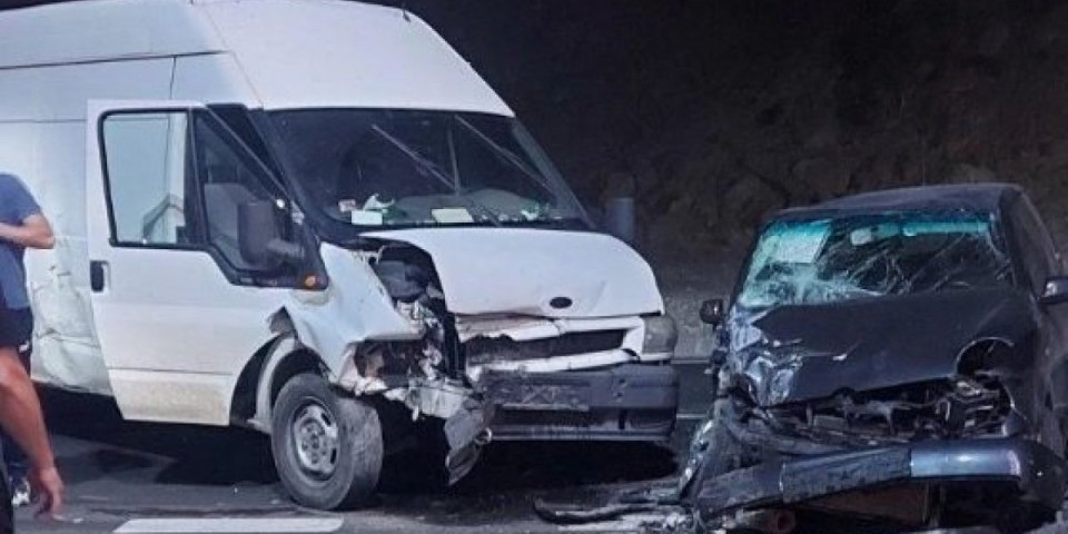 Teška saobraćajka na putu Novi Pazar-Raška: Ima teže povređenih, vozila uništena