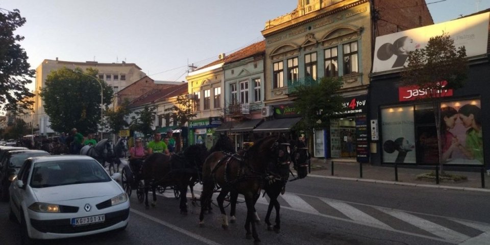 (VIDEO) Neobična parada usred Šumadije! Ovim se nekad putovalo tri dana do Beograda
