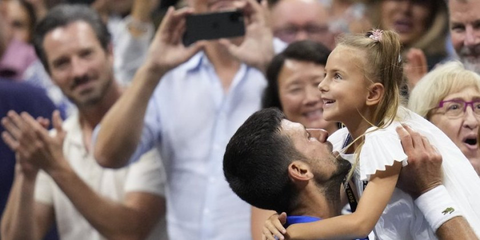 Najemotivnija scena! Tara zagrlila Novaka, naš as zaplakao (FOTO)