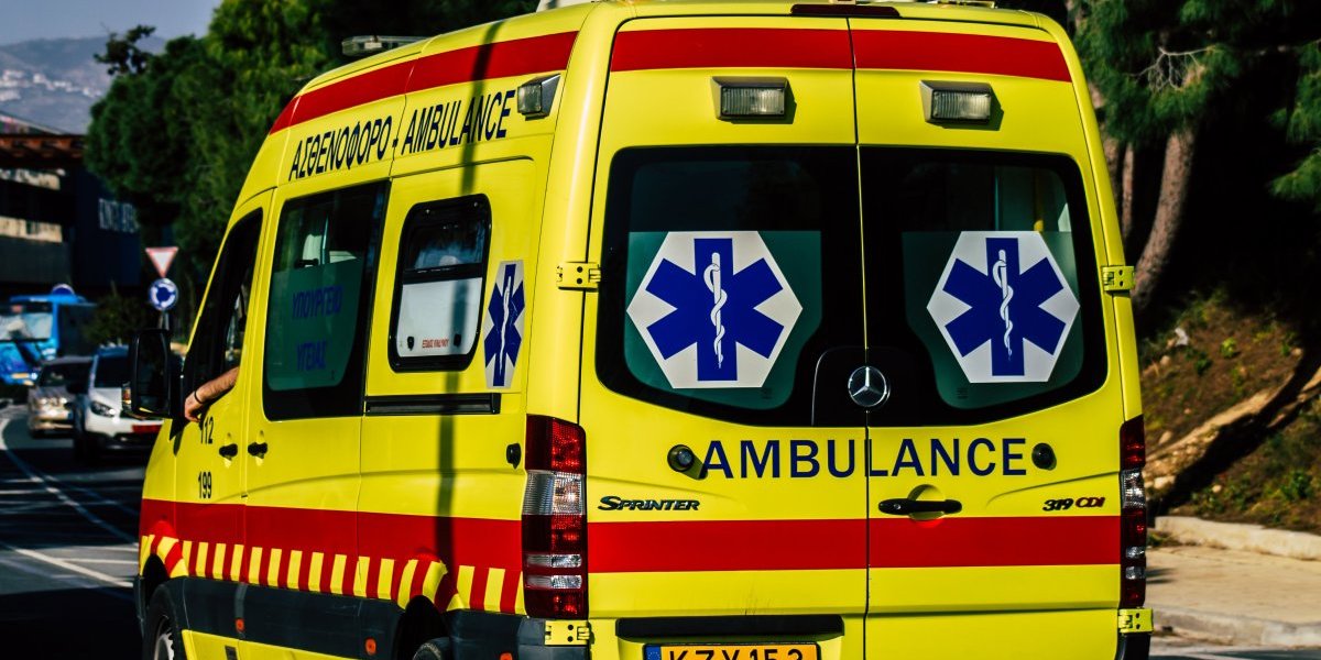 Helikopter se srušio u more kod Atine! Haos među kupačima i turistima! (VIDEO)