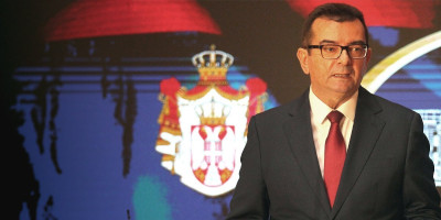 Predsednik Pokreta za promene Janko Veselinović, u narodu poznatiji kao drug Janko pošto je bio vrlo istaknuti član Saveza komunista Jugoslavije, a danas soli pamet o demokratiji i višestranačju, lansirao je verovatno najluđu teoriju koja se može čuti u javnom prostoru u Srbiji, a konkurencija je u više nego žestoka.