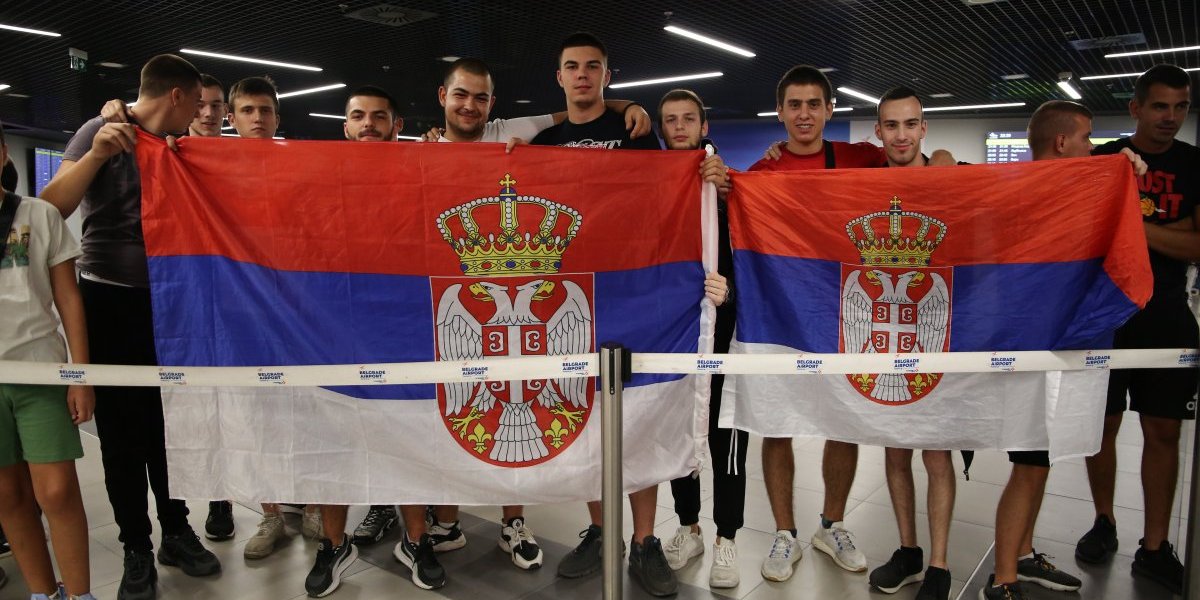 Košarkaše očekuje spektakularan doček! Veliki broj navijača stigao na aerodrom (VIDEO)