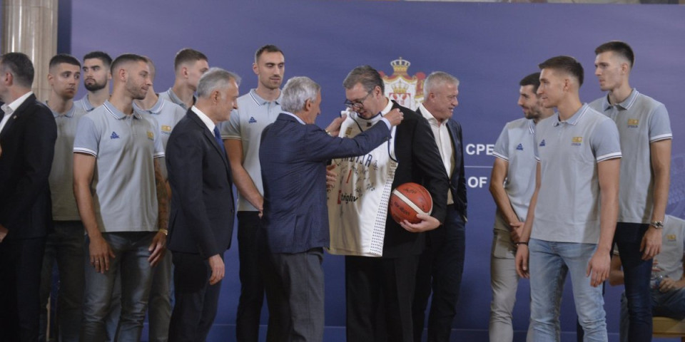 Specijalni poklon za šefa države: Košarkaši poklonili Vučiću dres sa potpisima svih igrača!