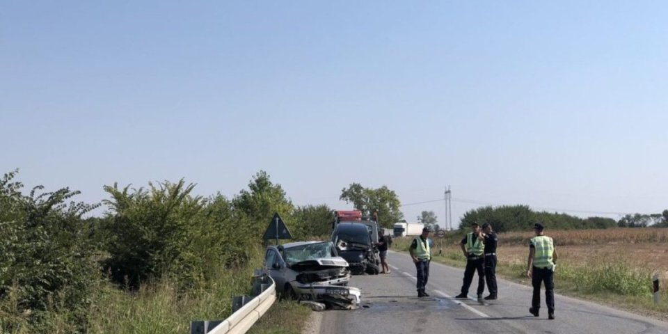 Detalji udesa kod Sremske Mitrovice! Dva vozača teško povređena u direktnom sudaru, a evo kakve su povrede zadobili