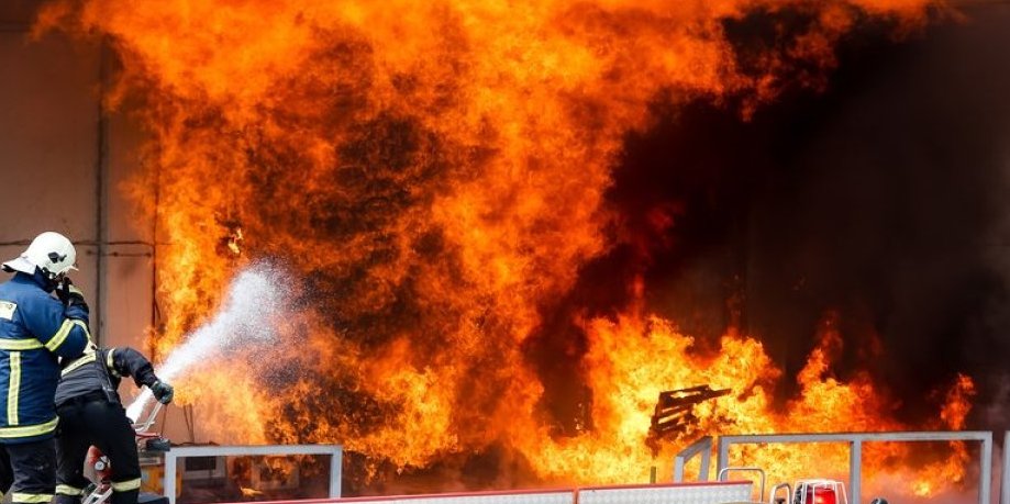 Požar u Aranđelovcu: Planulo u hali kompanije Bekament
