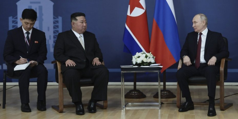 (FOTO/VIDEO) Putinov nemir na sastanku s Kimom: Neobičan detalj sa samita u Vastočnom ponovo pokrenuo nagađanja o zdravlju lidera Rusije!