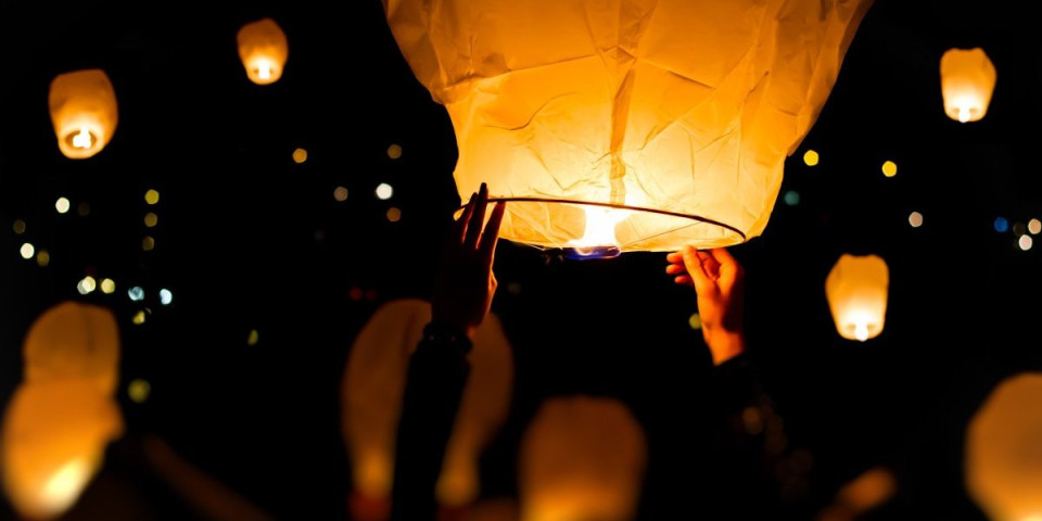 Lampioni se vinuli u nebo: Porodice i prijatelji ubijenih u "Ribnikaru" obeležili rođendan S.N.