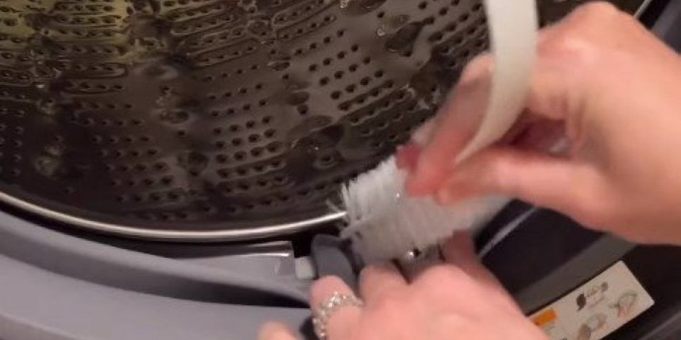 Potrebna vam je samo jedna četka! Nikad jednostavniji trik za čišćenje veš mašine - vadi i najgoru prljavštinu (VIDEO)