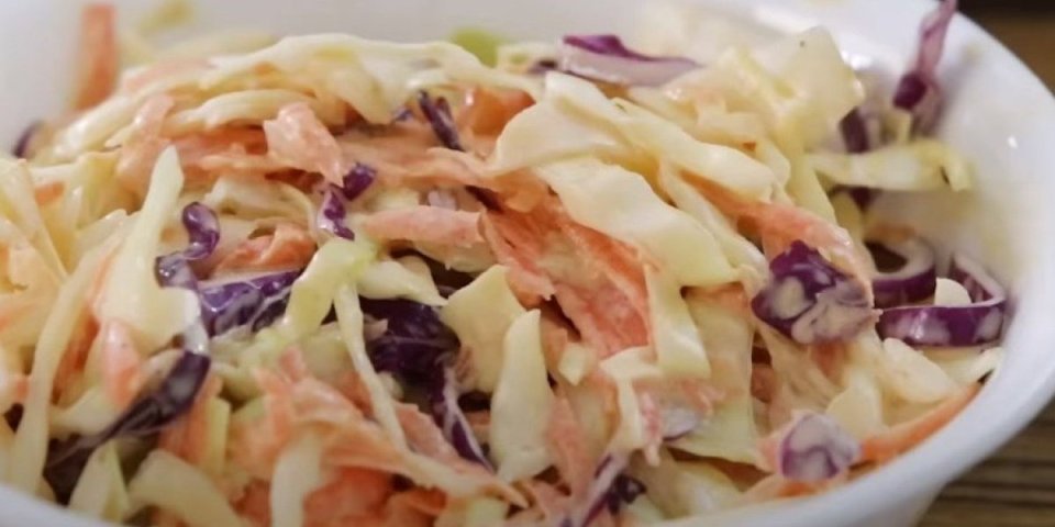 Šarena salata sa kupusom! Ovaj preliv od samo par sastojaka joj daje poseban šmek (VIDEO)
