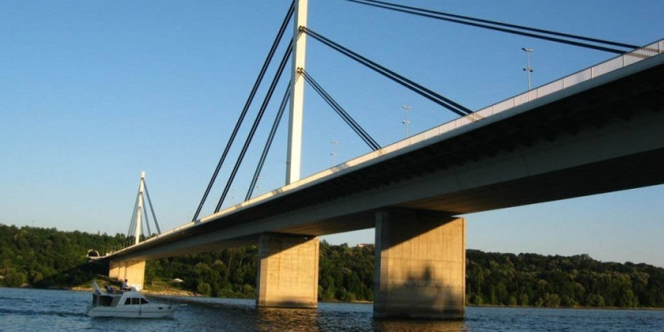 Muškarac skočio sa mosta u Novom Sadu! Policija pretražuje reku
