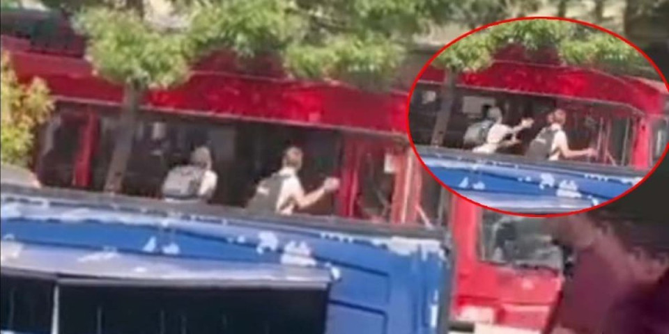 Zavladao jeziv trend među decom! Usred bela dana u centru Beograda gađaju autobuse kamenjem i jabukama (VIDEO)