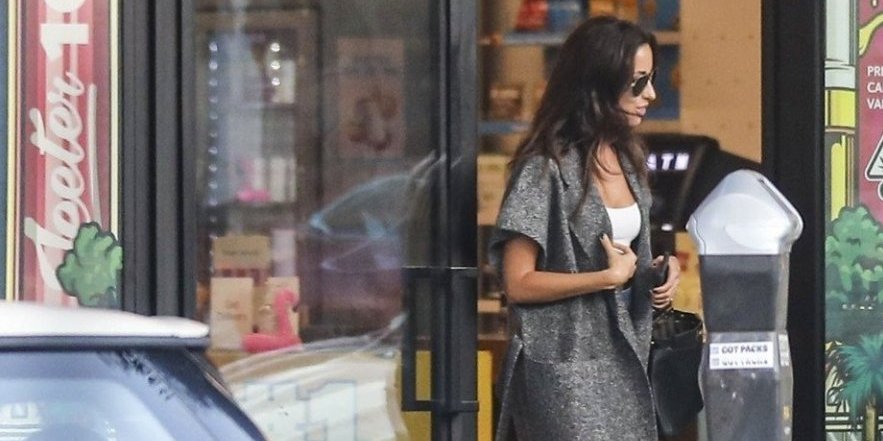 (FOTO) Devojka Breda Pita uhvaćena kako kupuje drogu!